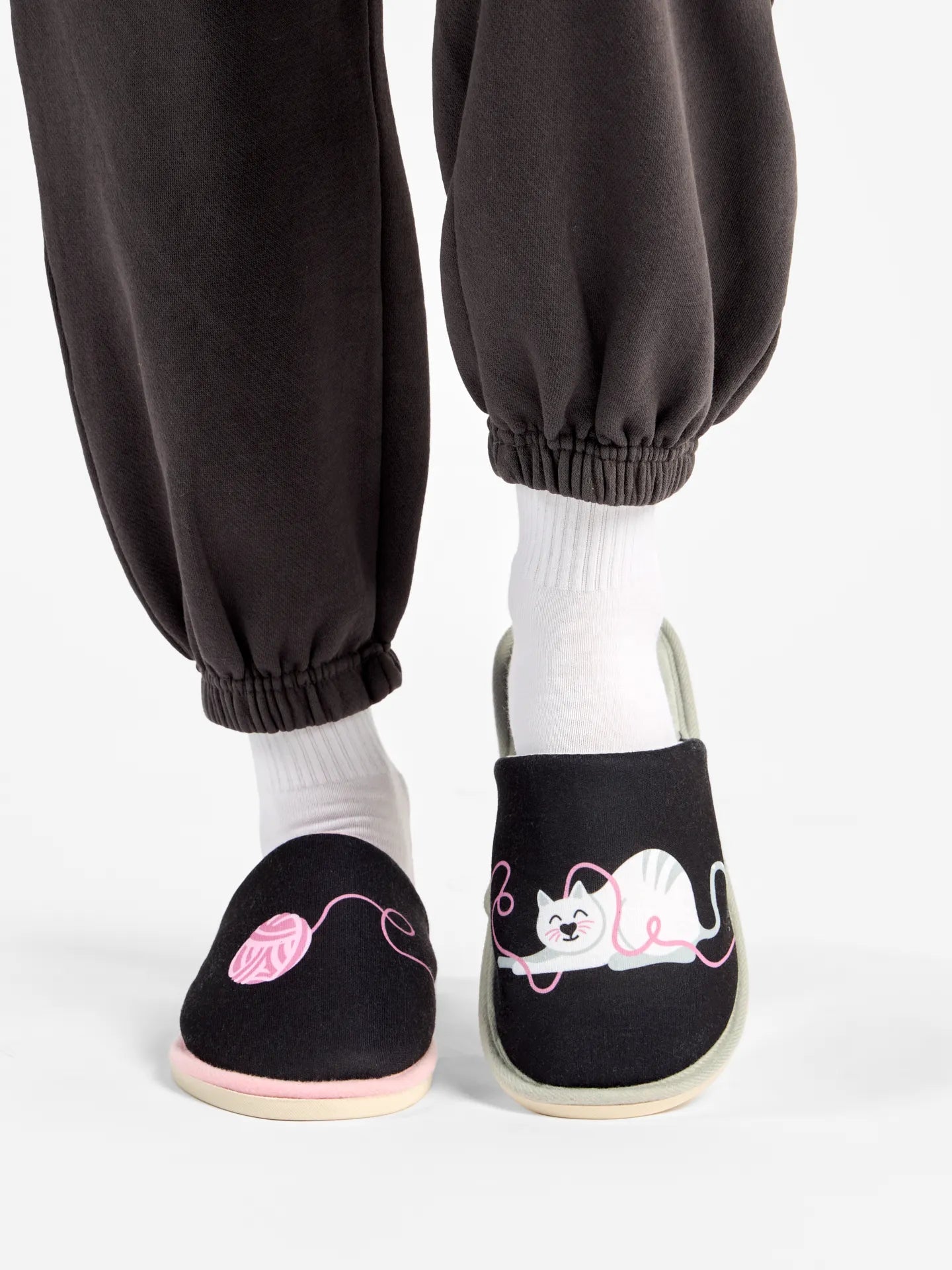 slippers-cat-ball-00/00ce920f50776fd59a0214ea5487b6bff420f3db