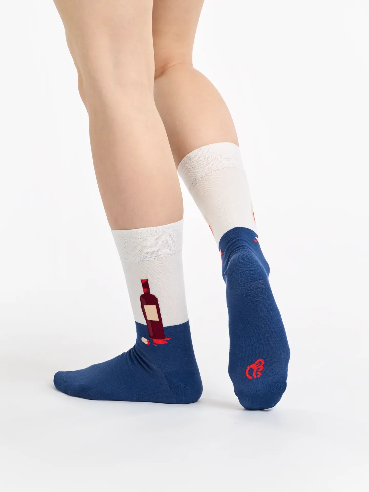regular-socks-bottle-of-wine-02-d0/d0aeb0e8961762f5fef603f46826aa484a1891c5