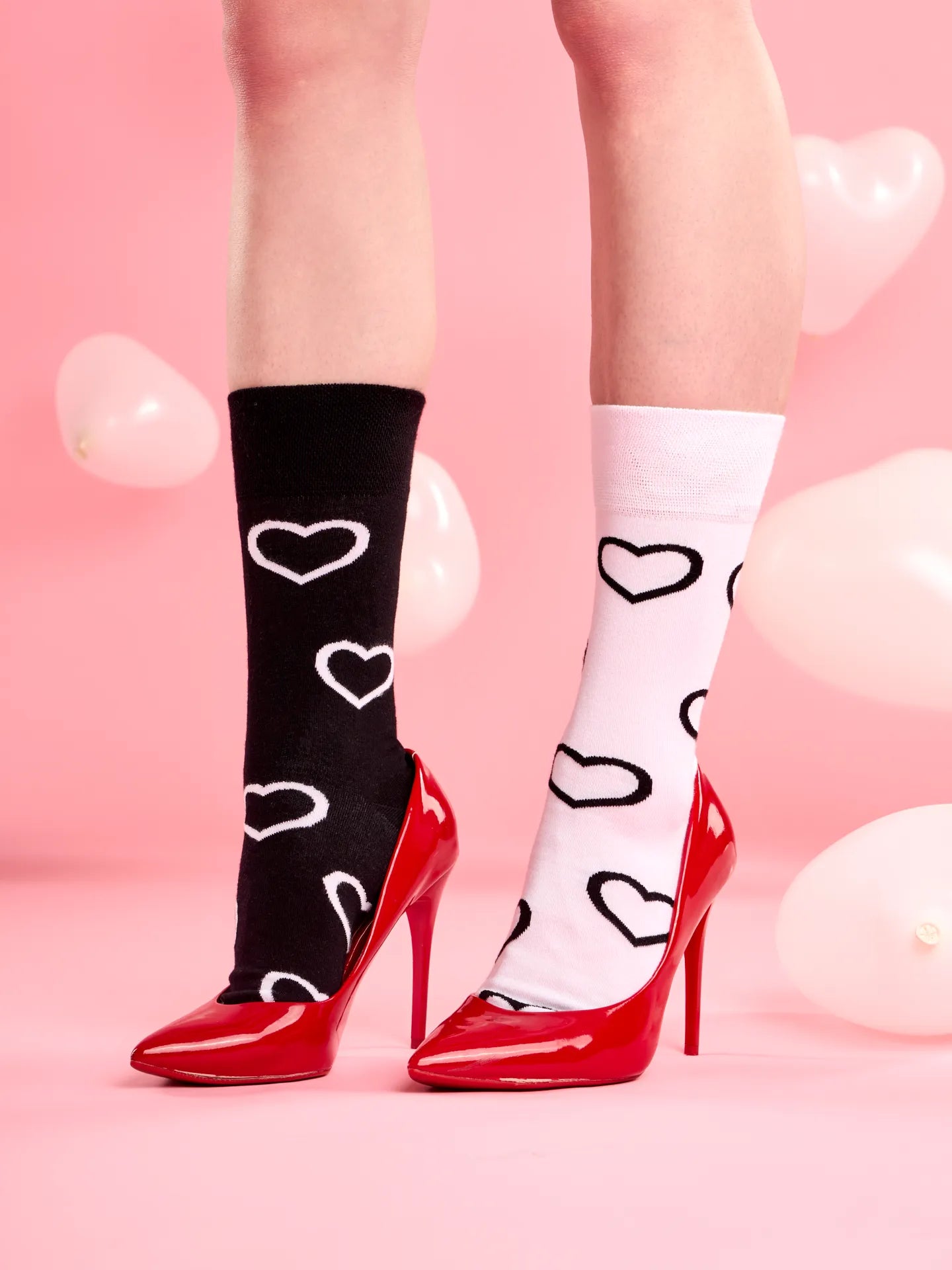 bamboo-regular-socks-black-white-hearts-okt-45/4556bd2108f6925b5490fcd53f0c70ce6dc149c2
