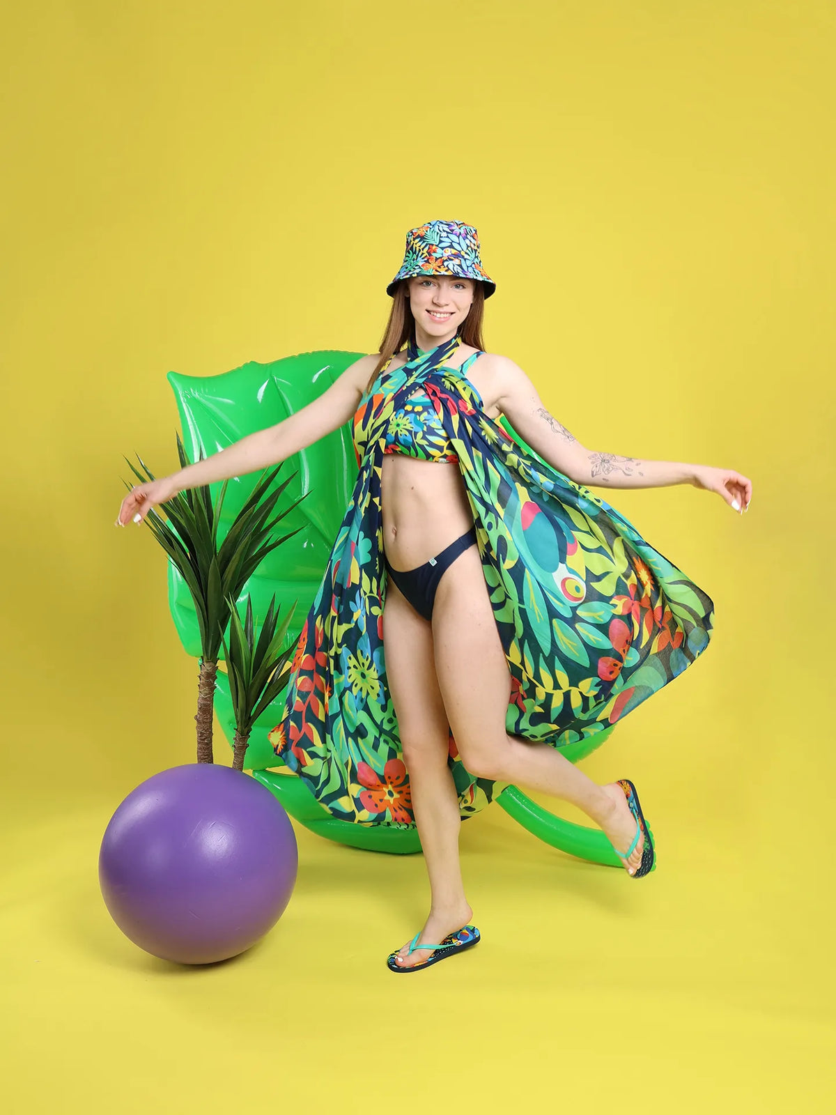 sporty-bikini-top-toucan-in-the-jungle-68/682319b67425764e120c4699805ea6707b960601