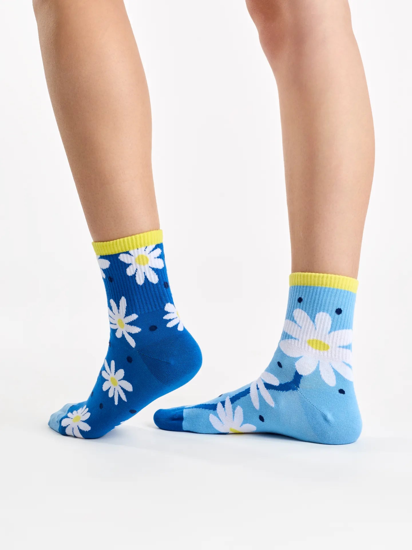 crew-socks-daisies-dots-02-8f/8f82bf5fb2790378a563a3305a588c3f6cd132f3