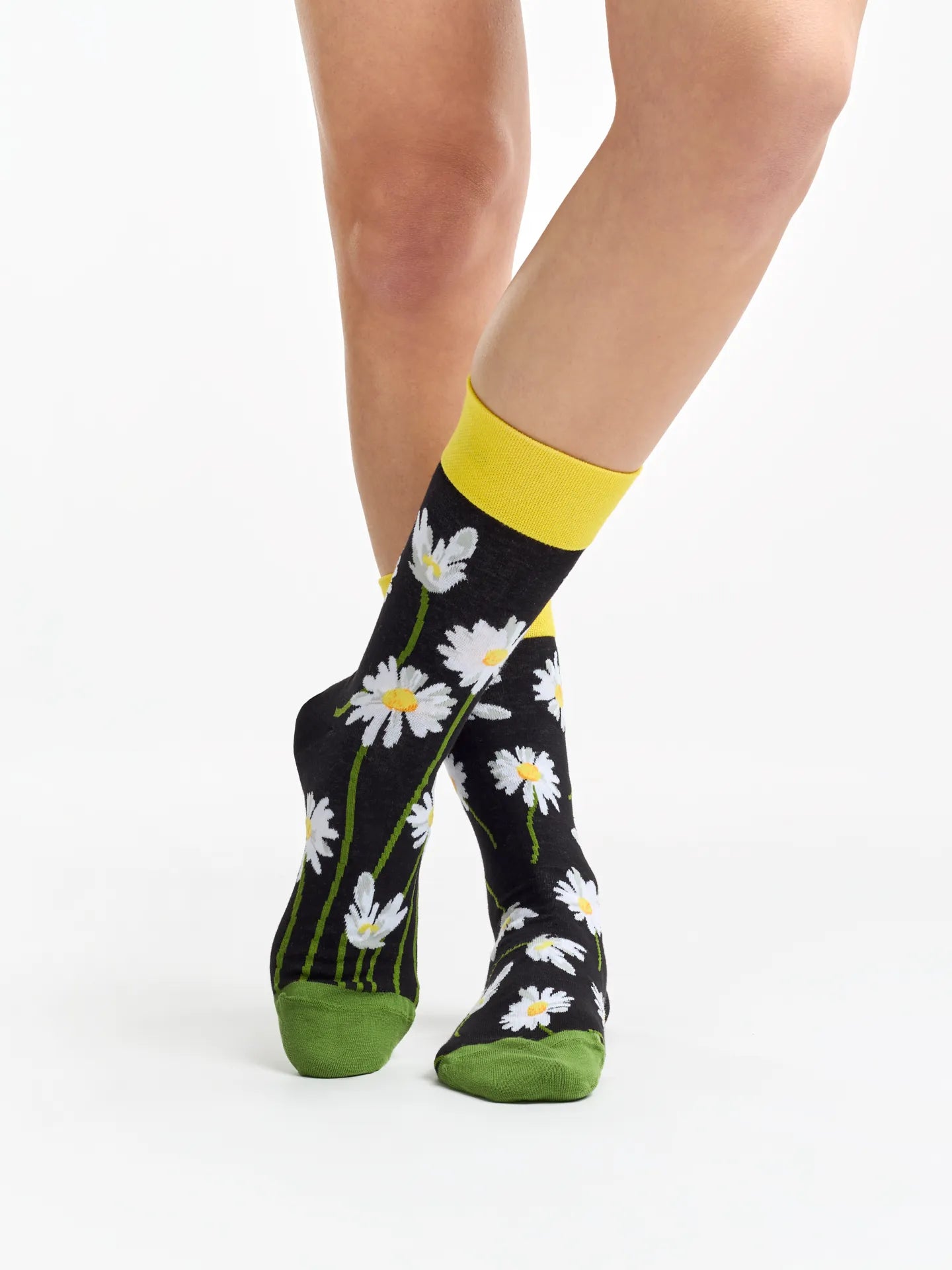 regular-socks-daisies-at-night-02-95/953d690663c084deea37e325fd3e15358b12f10a