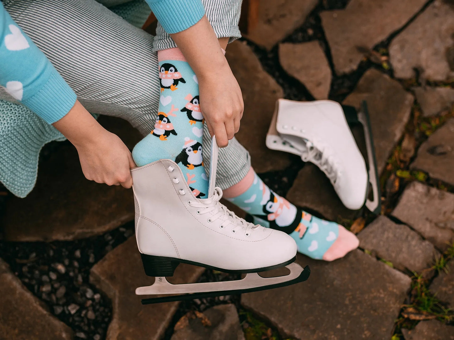 regular-socks-skating-penguin-02-82/825f17b39b8b77ef171641e12440a1d1eb948ecc