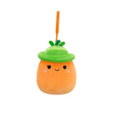 Squishmallows Clip-On Caroleena – oranžni korenček z ribiškim klobukom, 9 cm