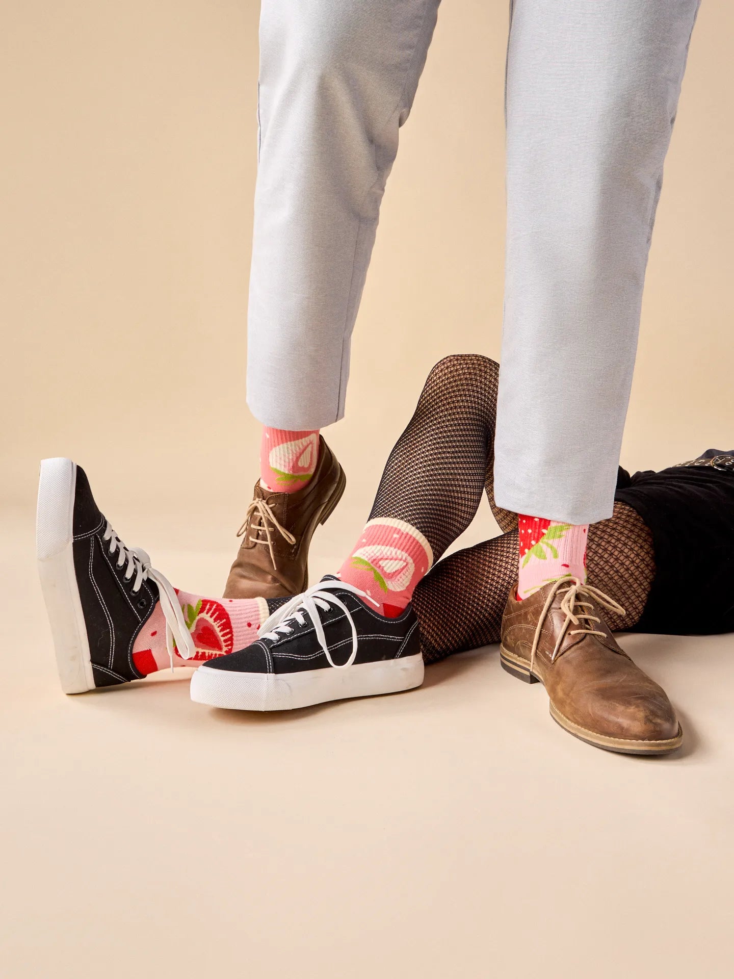 crew-socks-sweet-strawberries-02-3f/3f3fb8b93346730b477e61aaab638cd993e941a2