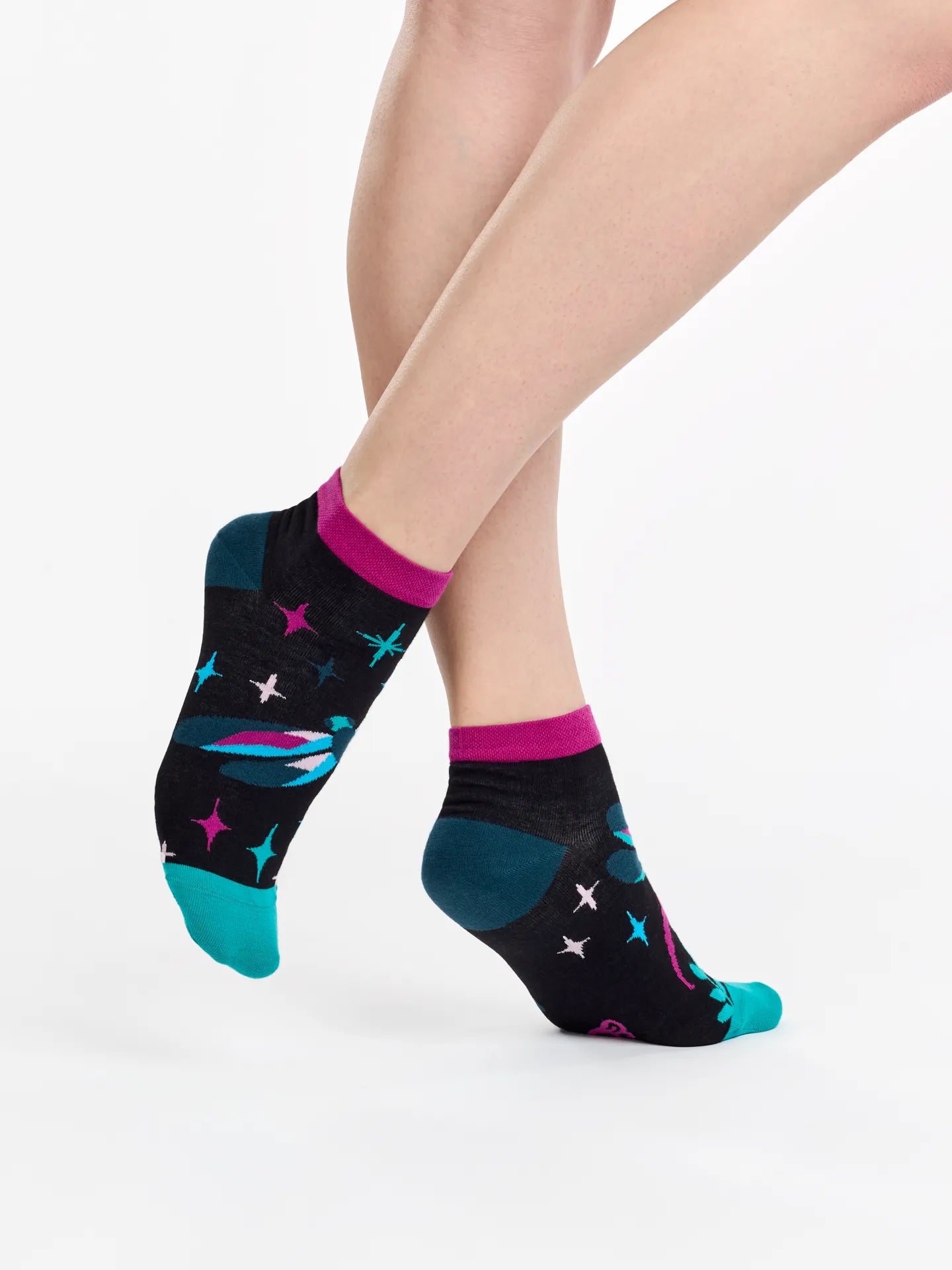 ankle-socks-dragonflies-at-night-02-db/dbb8bc8049e814e703f636b35e232eb68562c4c7