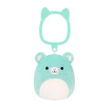 Squishmallows obesek za ključe Belinda – zelenomodri medved, 9 cm